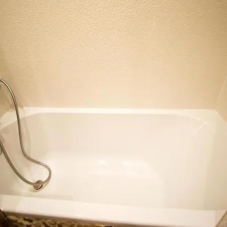 Sunny Ground Floor Escape, Cleaning Included Διαμέρισμα