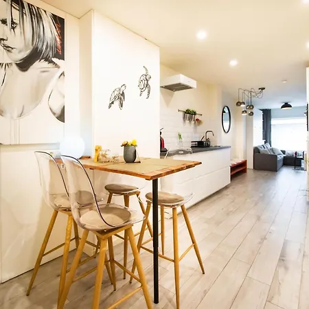 Sunny Ground Floor Escape, Cleaning Included Διαμέρισμα